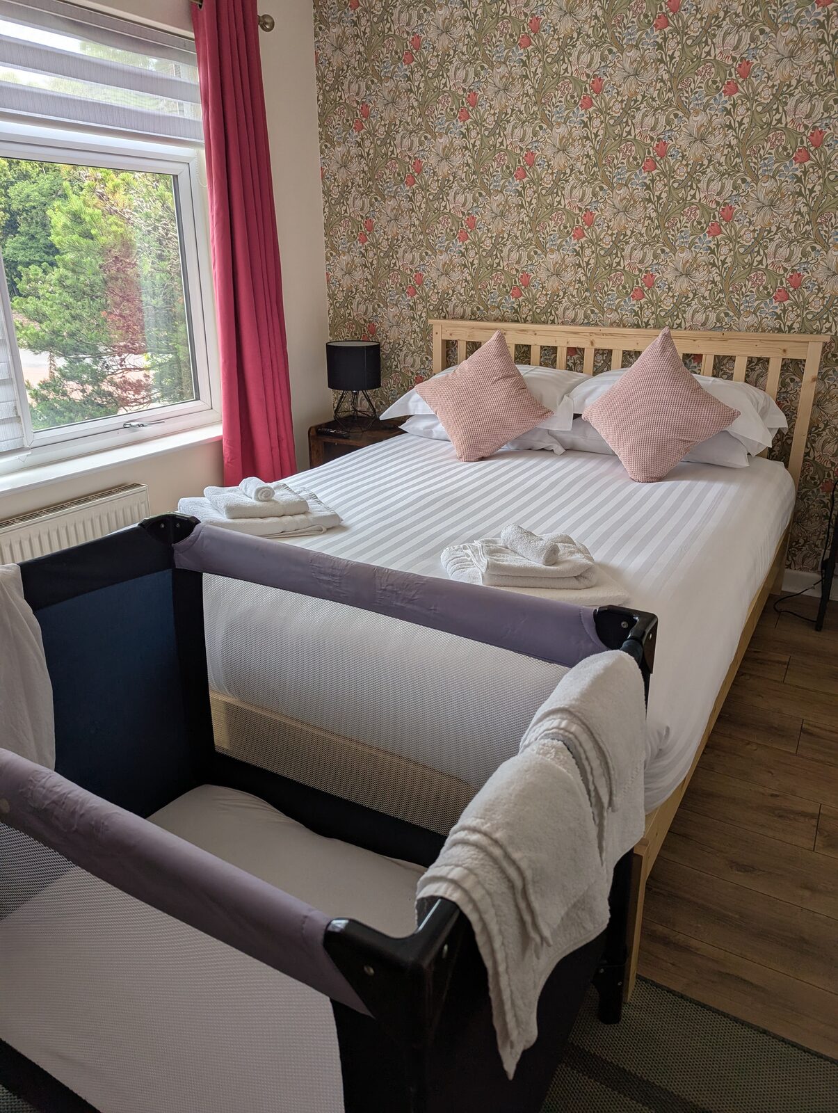 Bedroom 1 cot detail