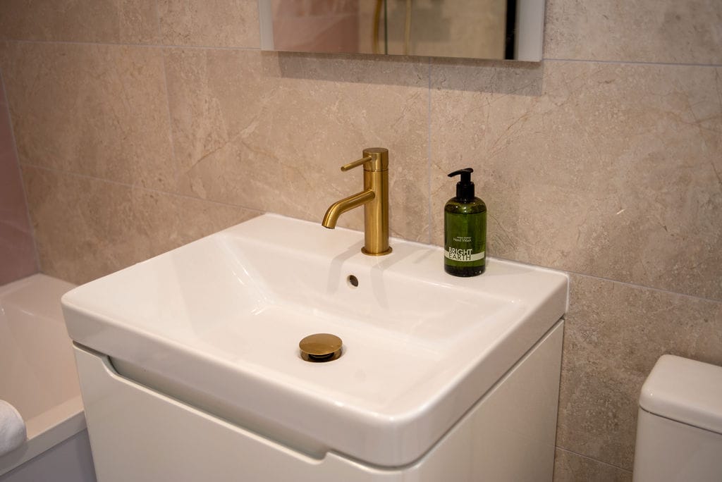 Bedroom 1 ensuite basin